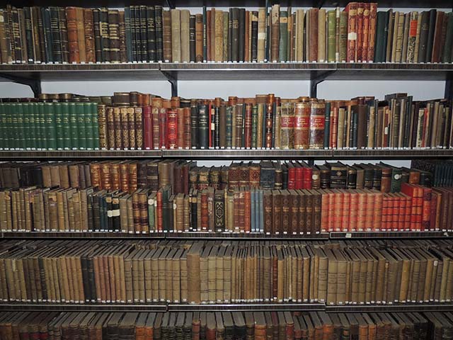 DIo bogate zbirke gimnazijskih starih knjiga iz dalake prošlosti Škole                                                                                                                                                                                    