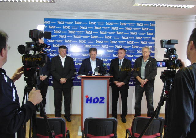 Milinović s ličkim novinarima u Gospiću/© Marko Čuljat Lika press Gospić                                                                                                                                                                                  