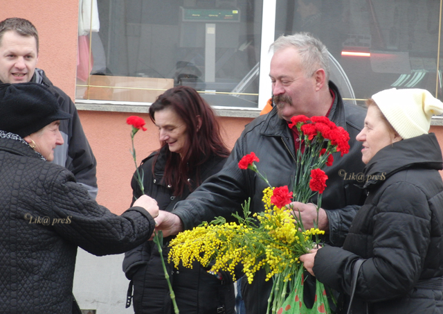 Podjela karanfila u Gospiću/©MArko Čuljat Lika press Gospić                                                                                                                                                                                               
