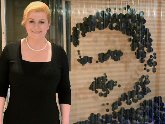 Predsjednica uz instalaciju gospićkih umjetnika                                                                                                                                                                                                           