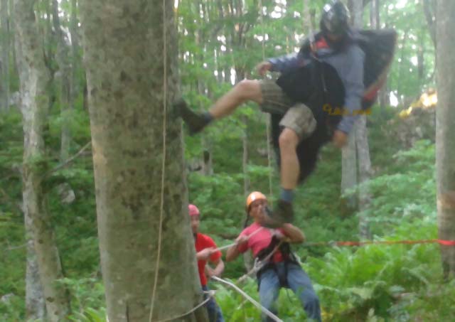 Spašavanje palaglajdera s velebitkse bukve/© Foto HGSS Gospić                                                                                                                                                                                             