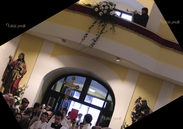 Truba najavljuje ulazak biskupa u Gospiću/ ©Marko Čuljat Lika press                                                                                                                                                                                       