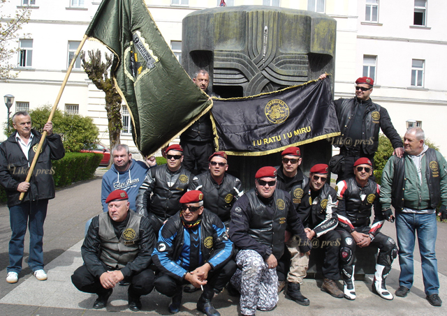 MOtoristi i domaćini ispred spomenika u Gospiću/© Milan Franić                                                                                                                                                                                            