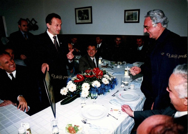 Miroslav Petry daruje slikom dr. Franju Tuđmana nakon otvaranja spomen-doma dr. Ante Starčevića u Velikom Žitiniku 1998. godine/ arhiva M. Petrya                                                                                                         