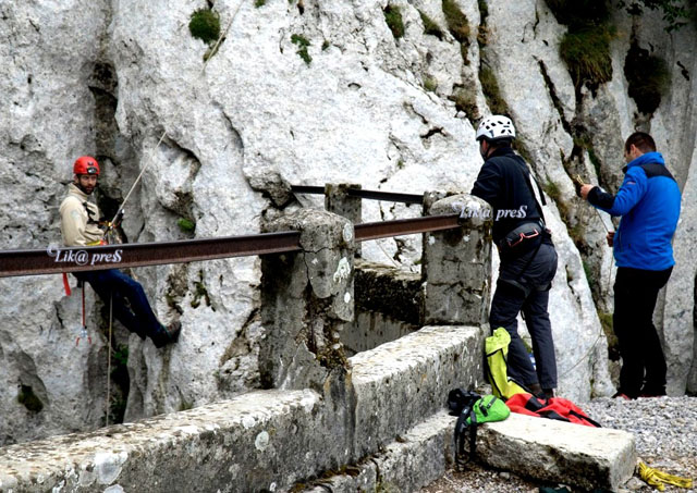 Početak akcije spašavanja poskoka /© Zorak Cikovac PPV                                                                                                                                                                                                    