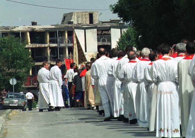 Procesija prilikom osnivanja Biskupije 2000. u Gospiću/© Arhiva Lika pressa Gospić                                                                                                                                                                        