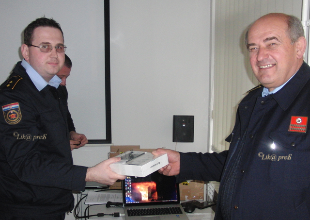 Prije početka sjednice članovi stožera zaduženi su za tablete/© Marko Čuljat Lika press Gospić                                                                                                                                                            