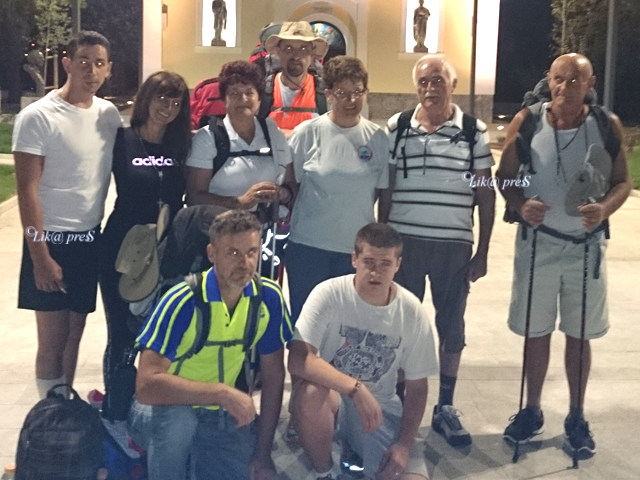 Hodočasnici ispred crkve u Viškovu noćas prije polaska/© Luka Matanić                                                                                                                                                                                     