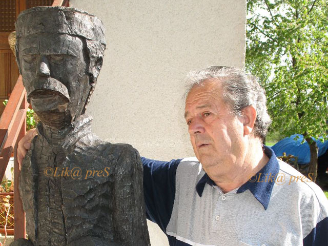 Joso Brkljačić s omiljenim kipom Ličanina/Foto arhiva Lika pressa Gospić                                                                                                                                                                                  