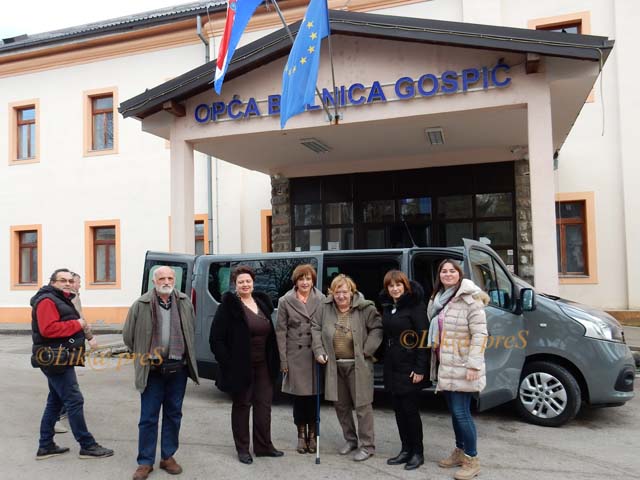 Doktori pred gospićkom bolnicom prije odlaska za Vukovar/© Marko Čuljat Lika press                                                                                                                                                                        