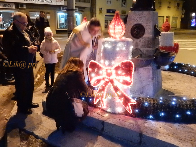 PAljenje druge adventske svijeće u Gospiću/Snimio Marko Čuljat Lika press                                                                                                                                                                                 
