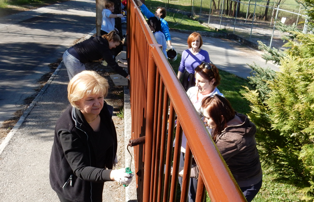 Bojanje ograde oko zgrade dječjeg vrtića u Gospiću                                                                                                                                                                                                        