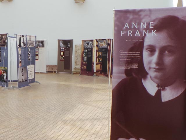 Detalj iložbe o Ani Frank u Osijeku                                                                                                                                                                                                                       