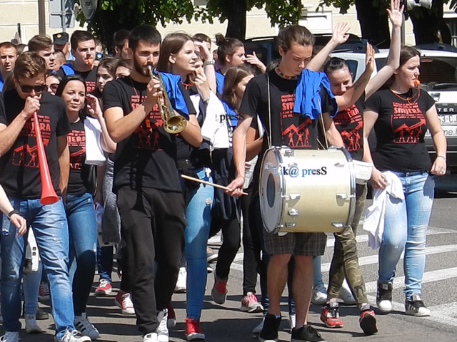 Maturanti u gospićkoj Glavnoj ulici                                                                                                                                                                                                                       