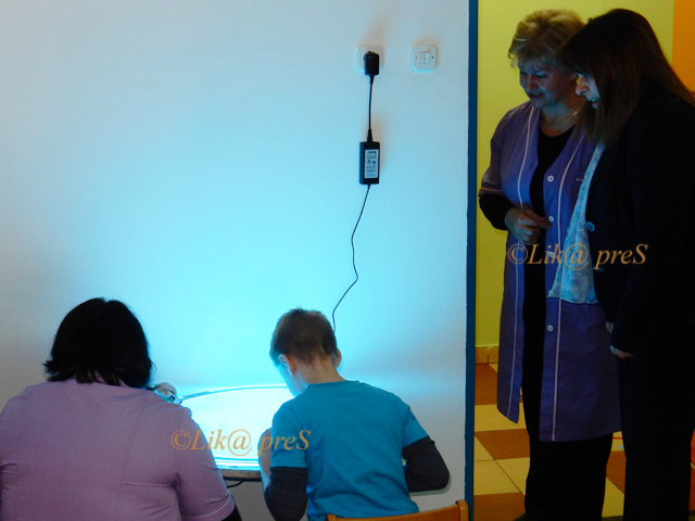 Marta Grgurić i ravnateljica Marija Fajdić uz poklon ploču Vrtiću                                                                                                                                                                                         