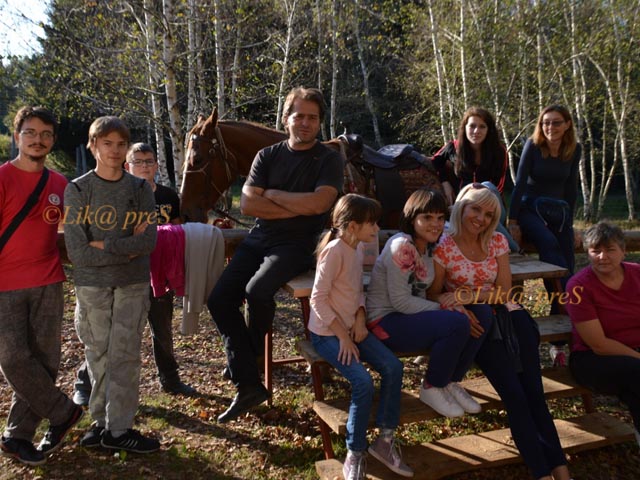 Uživancija kod Grgurića i njihovih konja u Ribniku/Arhiva Pčelica                                                                                                                                                                                         