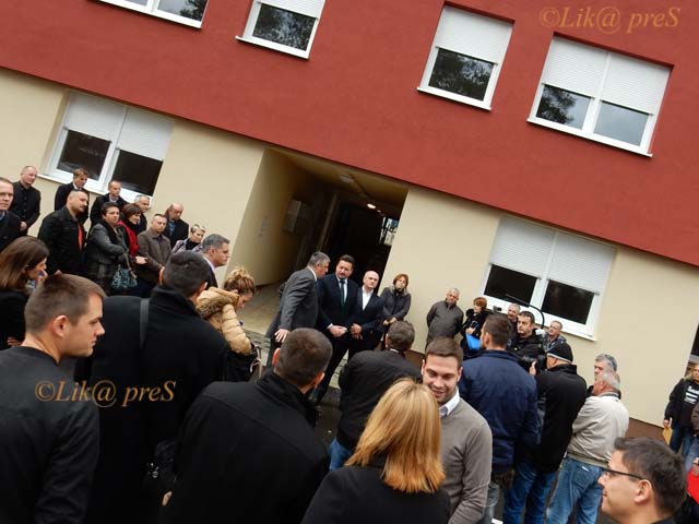 Stanari i uzvanici ispred nove zgrade                                                                                                                                                                                                                     