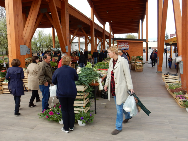 Gospićka tržnica, odnosno uređena placa, jutros na veliki petak počela je radom                                                                                                                                                                           