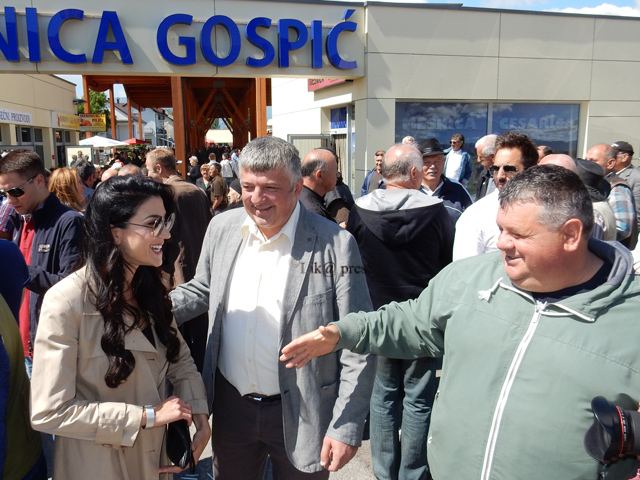 Petar Krmpotić s biračima na tržnici                                                                                                                                                                                                                      