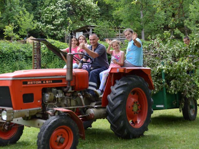 Radosna vožnja na traktoru u Ličkom Novom                                                                                                                                                                                                                 