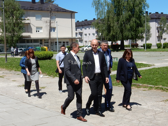 Ministar Tolušić (u sredini) stiža u Lički Osik                                                                                                                                                                                                           