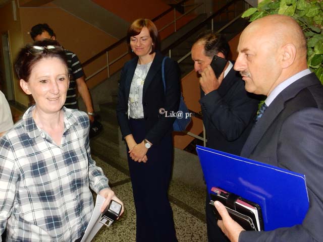 Novo čelništvo Gospića u hodniku prije primopredaje/Snimio Marko Čuljat Lika press                                                                                                                                                                        