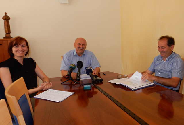 Gradonačelnik Karlo Starčević sa zamjenicima na današnjoj tiskovoj konferenciji/Snimio Marko Čuljat Li@a press                                                                                                                                            