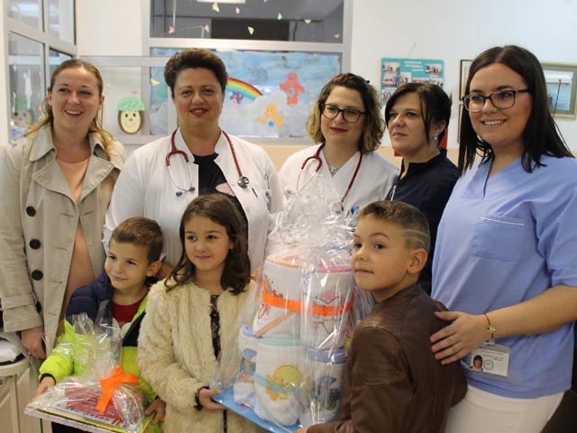 Mali pacijenti dobili su i prigodne darove posjetitelja vršnjaka                                                                                                                                                                                          