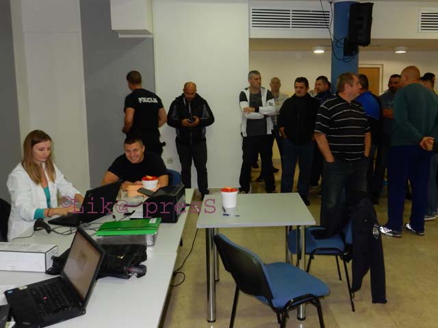 Za kontrolni pregled čekalo se u koloni/Snimio Marko Čuljat Lika press                                                                                                                                                                                    