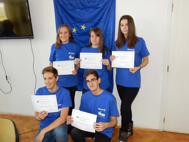 Gospićki gimnazijalci koji su zastupali Hrvatsku u EU parlamentu/Snimio Marko ČULJAT
                                                                                                                                                                    