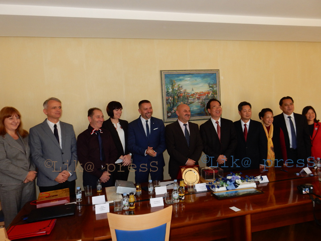 Zajednička fotografija nakon potpisa/Foto Lika press                                                                                                                                                                                                      