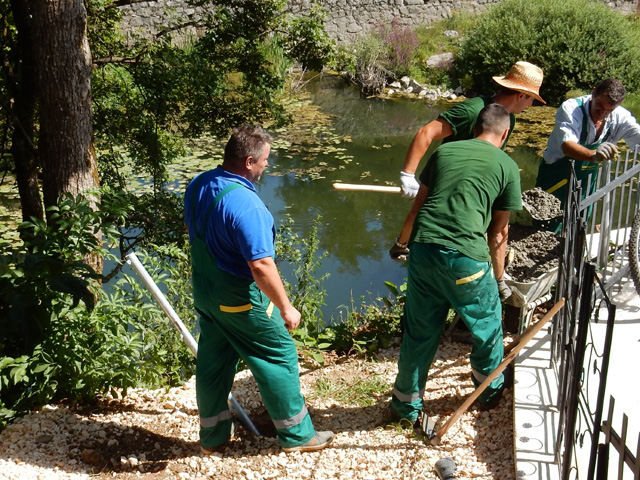 Betoniranje stupova za ogradu na Čardaku                                                                                                                                                                                                                  