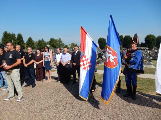 Odavanje počasti na gradskom goblju/sniumio Marko Čuljat Lika press Gospić                                                                                                                                                                                