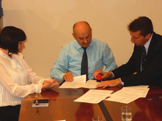 Pečatiranje pšotpisanog ugovora o sufinanciranju spomenika na Ljubovu/SNimio Marko Čuljat Lika press                                                                                                                                                      