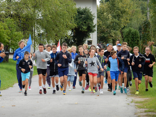 Trkači dolaze u školsko dvorište u Gospiću/Snimio Marko Čuljat LIka press                                                                                                                                                                                 