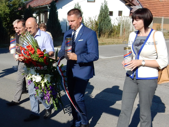 Gradski čelnici polažu vijenac                                                                                                                                                                                                                            