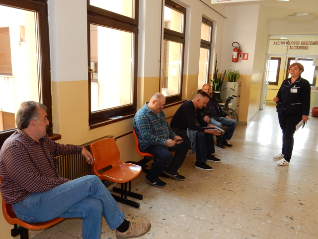 Branitelji u čekaonici interne ambulante u Gospiću