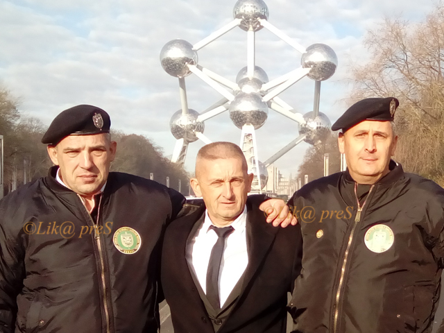 Lički branitelji ispred atomiuma u Brislu