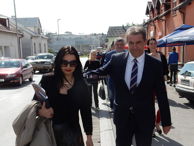 MIlinović u pratnji Stožera dolazi na placu/Snimio Marko Čuljat Lika press