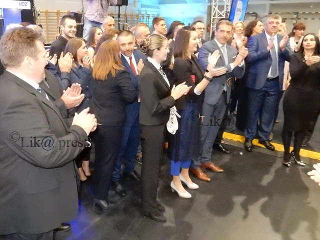 Milinović i Izborni stožer nakon ulaska u dvoranu/Snimio Marko Čuljat Lika press