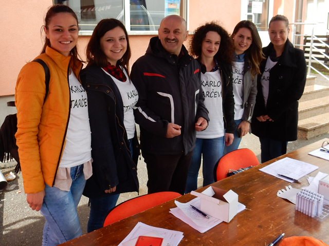 Karlo Starčević s lijepim aktivisticama