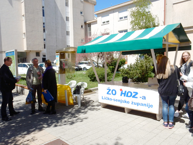 Stranački štandovi u Gospiću