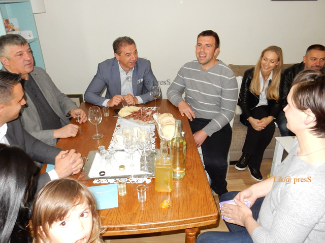 Kandidati HDZ-a u Kalinovači/Foto Lika press Gospić