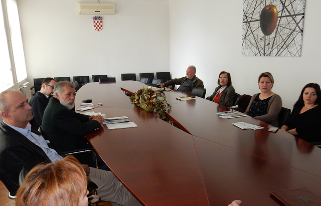 Sudionici prezentacije Preporoda u Gospiću/Foto Lik@ press