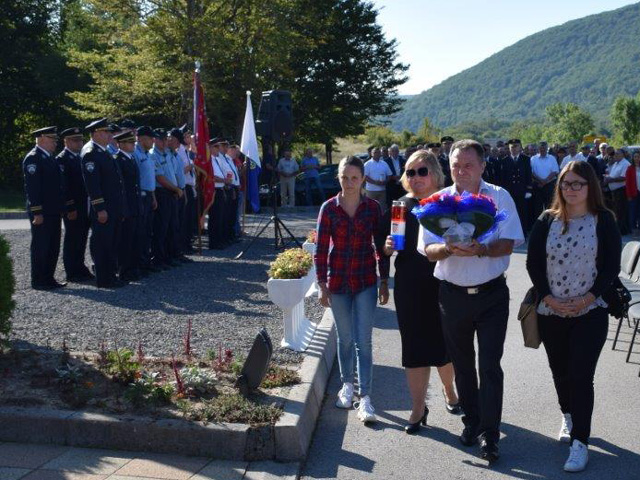 Odavanje počasti policajcima poginulima u Žutoj Lokvi 1991.                                                                                                                                                                                               