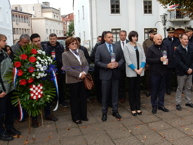 Tik prije odavanja počesti poginulima/Snimio Marko Čuljat Lika press                                                                                                                                                                                      