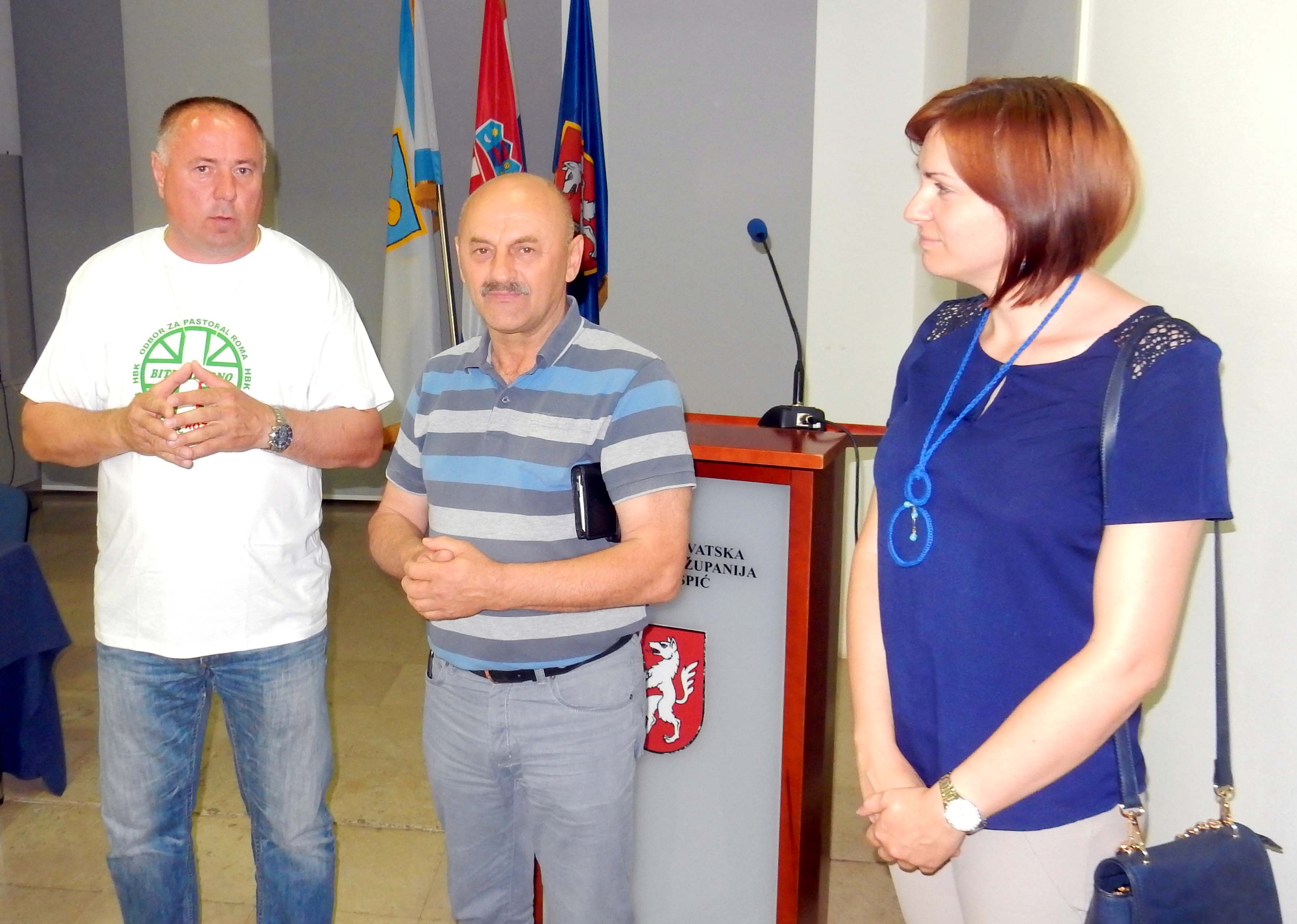 Vlč. Štefanći. gradonačalnik Starčević i zamjenica Kristina Prša na današnjem prijemu/Foto Lika pres Gospić                                                                                                                                               