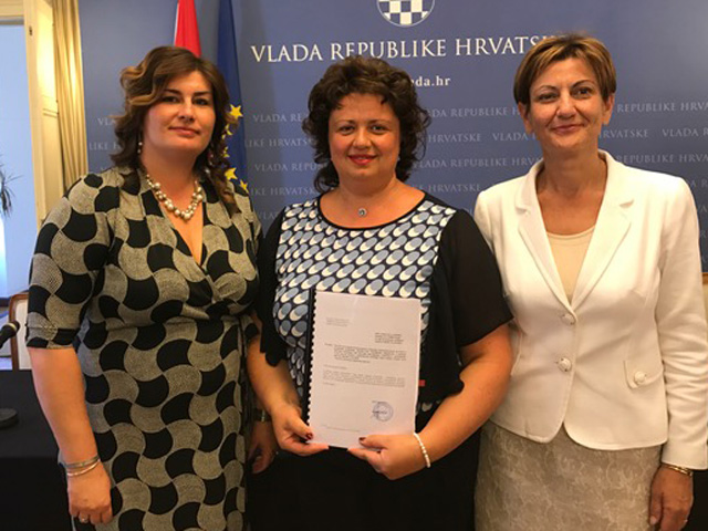 Doktorica Čubelić (u sredini) nakon potpisa ugovora u Vladi RH                                                                                                                                                                                            