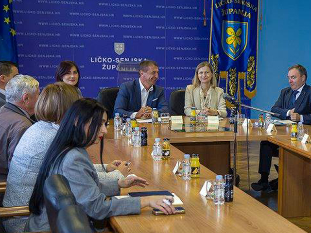 Razgovor u Ličko-senjskoj županiji/Snimio Nick Mraović                                                                                                                                                                                                    