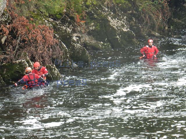 Volonteri Crvenog križa u nabujaloj Novčici kod benta/Snimija Marko Čuljat Lika press                                                                                                                                                                     